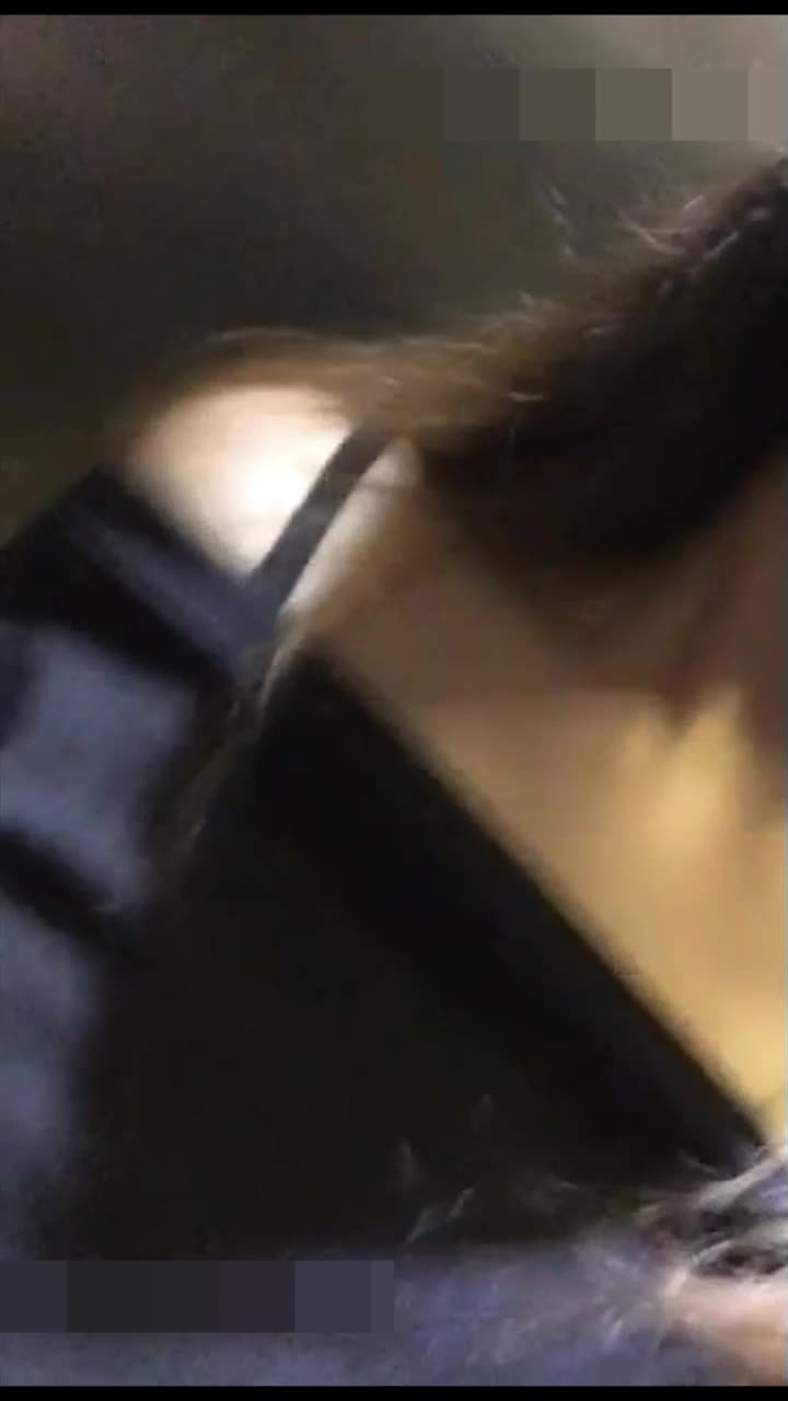 年轻小嫩妹，骚穴紧致，舔着大肉棒，温柔至极。大哥捏着饱满的骚奶子，侧身进入，她伸出粉嫩舌头，不断挑逗。暴力推车，发出淫荡的呻吟。#年轻小嫩妹 #暴力推车 #侧入