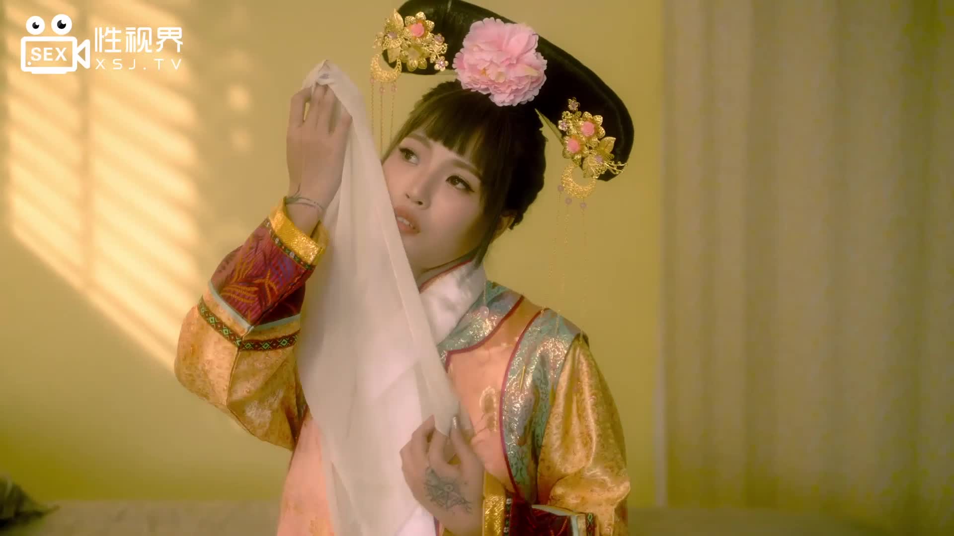 CPMXutkdD2mrwPqeAdX0，国产性视界 #国产 #性 #视界 母狗们赤裸着，肥厚的臀部和饱满的骚奶子在灯光下闪耀，淫水肆意流淌，腥臊味弥漫。