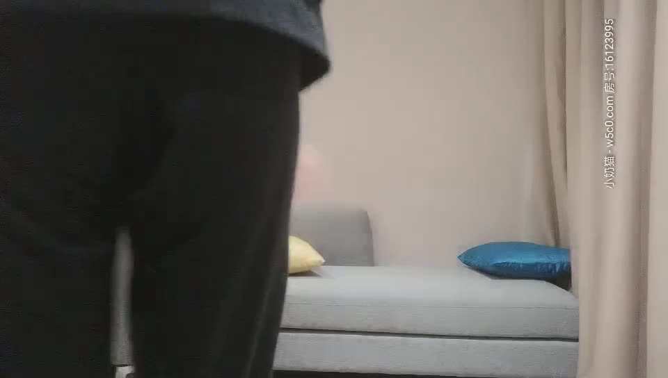 制服下，饱满的奶子若隐若现，紧致的牛仔裤勾勒出肥熟的臀部，她媚眼如丝，吐气如兰，是个下贱的精壶。#空姐 #制服诱惑 #巨乳