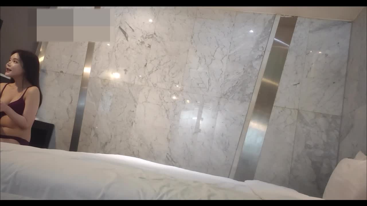 极品尤物，科技感十足，却有着令人沉醉的肉体。 她的奶子饱满浑圆，骚穴紧致湿润，每一寸肌肤都散发着诱人的气息。#极品尤物 #科技感 #性爱AIBox新增特效-M腿姿势-上传照片一键生成