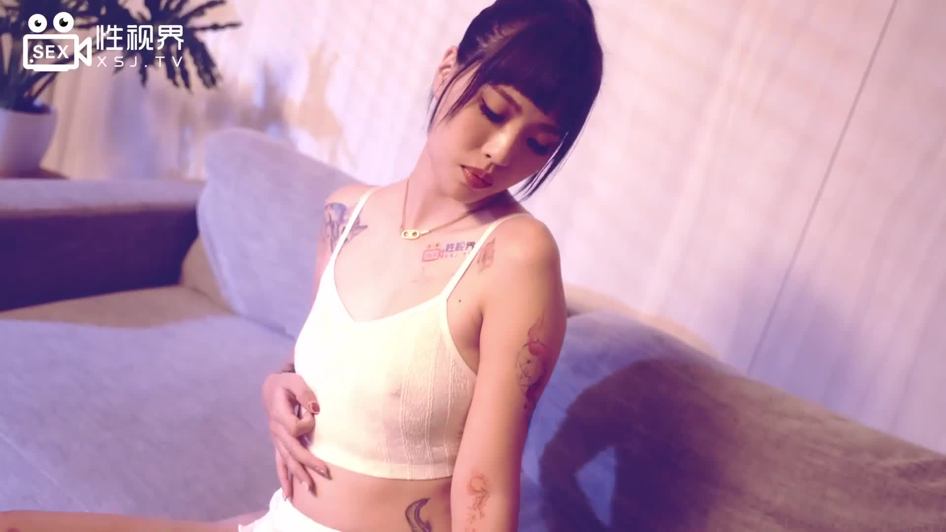 CPMXutkdD2mrwPqeAdX0，国产性视界 #国产 #性 #视界 母狗们赤裸着，肥厚的臀部和饱满的骚奶子在灯光下闪耀，淫水肆意流淌，腥臊味弥漫。