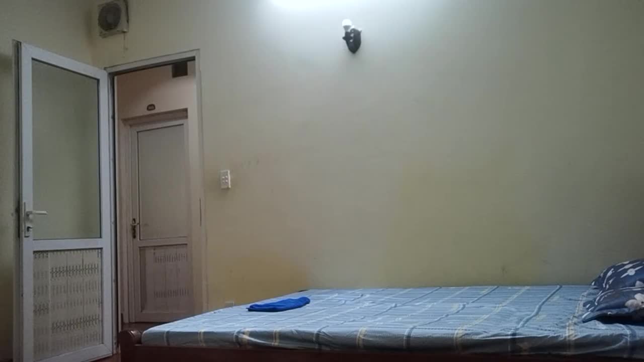 甜美文静的妹妹，纤细小胸，却张开双腿，渴望被狠狠贯穿。 粗暴地进入，感受她身体的颤抖。#小胸 #粗暴 #初体验