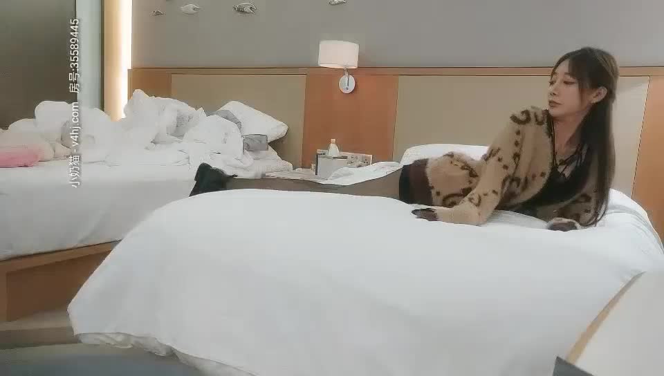 她身穿黑色丝袜，曼妙身姿在灯光下舞动，勾勒出诱人的曲线，饱满的奶子随着节奏颤动，每一个动作都充满挑逗。#黑丝 #舞蹈 #性感NovelN小说机器人-都市性爱大赛