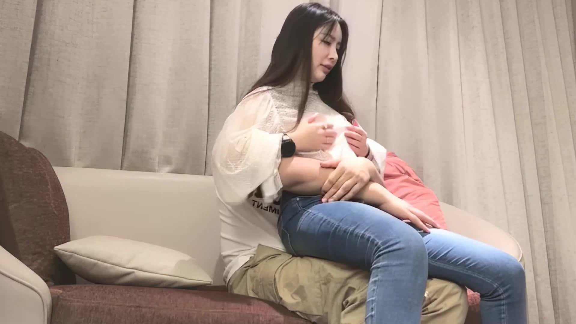 高颜值粉色外套的少妇小宝，邀你共赴春宵，体验极致肉体快感。她丰满的巨乳，肥美的臀部，以及令人销魂的私处，都将为你带来难以言喻的欢愉。#少妇 #巨乳 #约炮