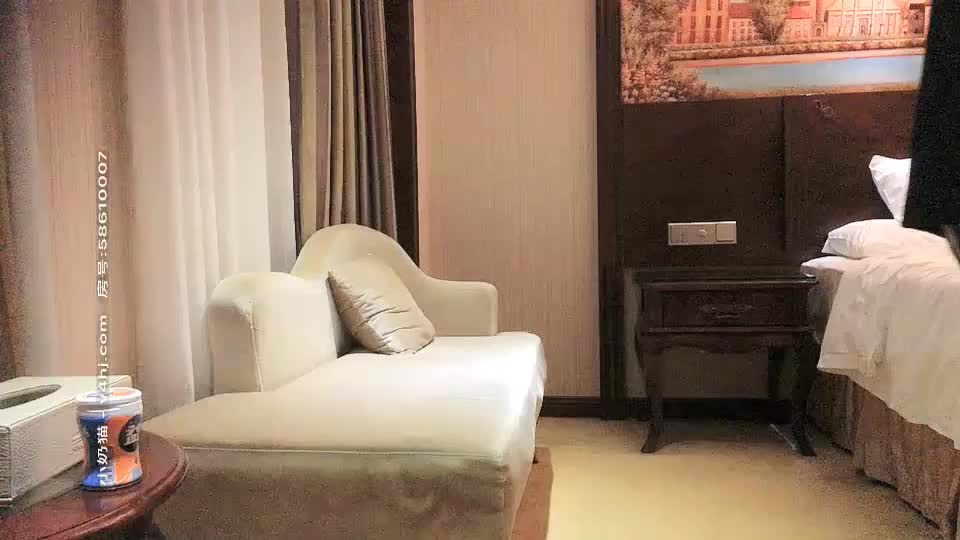 她弓着腰，肥厚的臀部紧绷，雪白的骚逼微微张开，浪潮般涌动的快感让她瘫软在地，精液流淌，如此浪费。#浪荡 #肉体 #高潮