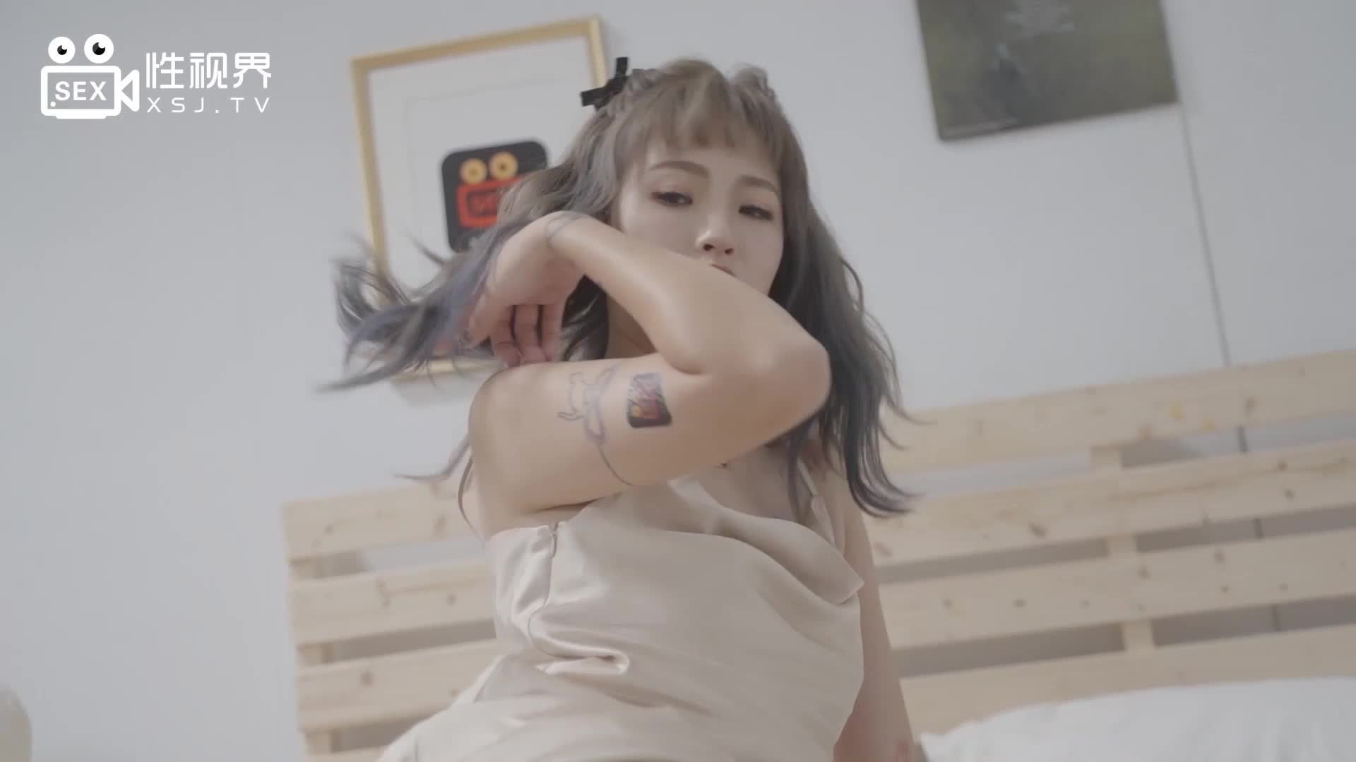 CPMXutkdD2mrwPqeAdX0，国产性视界 #国产 #性 #视界 母狗们赤裸着，肥厚的臀部和饱满的骚奶子在灯光下闪耀，淫水肆意流淌，腥臊味弥漫。