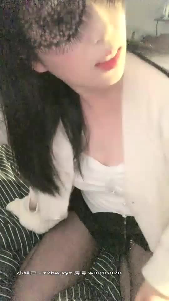 Wme1nrr8m7V2FfiNOkVC 高颜值黑衣妹子，户外小树林全裸大秀，垫子上口交，骚穴紧致，奶子饱满，肥臀圆润，淫荡至极！#骚劲小妖精 #户外 #全裸 #口交 #诱惑