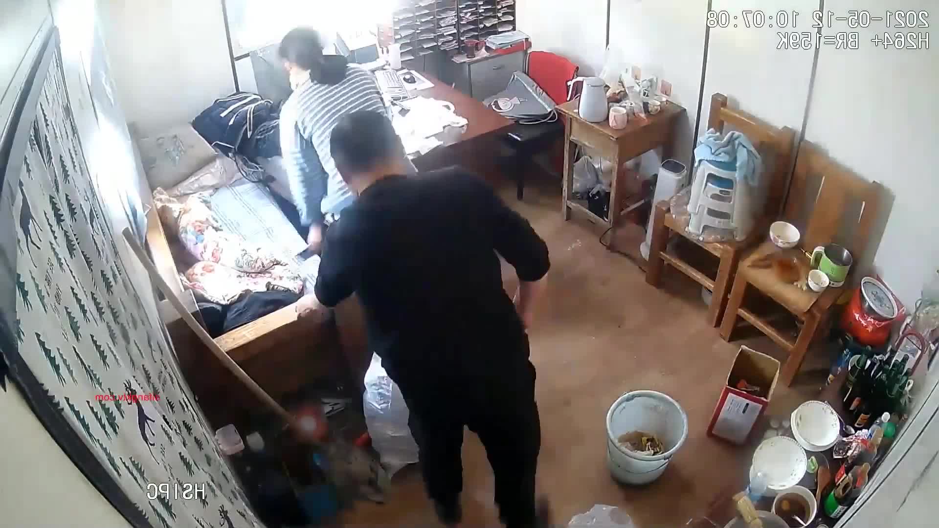 五月新流出！破解摄像头偷拍，少妇欠网贷，在财务公司小办公室单人小床上，用骚穴肉偿高利息。#偷拍 #少妇 #肉偿 #高利贷 #性贿赂