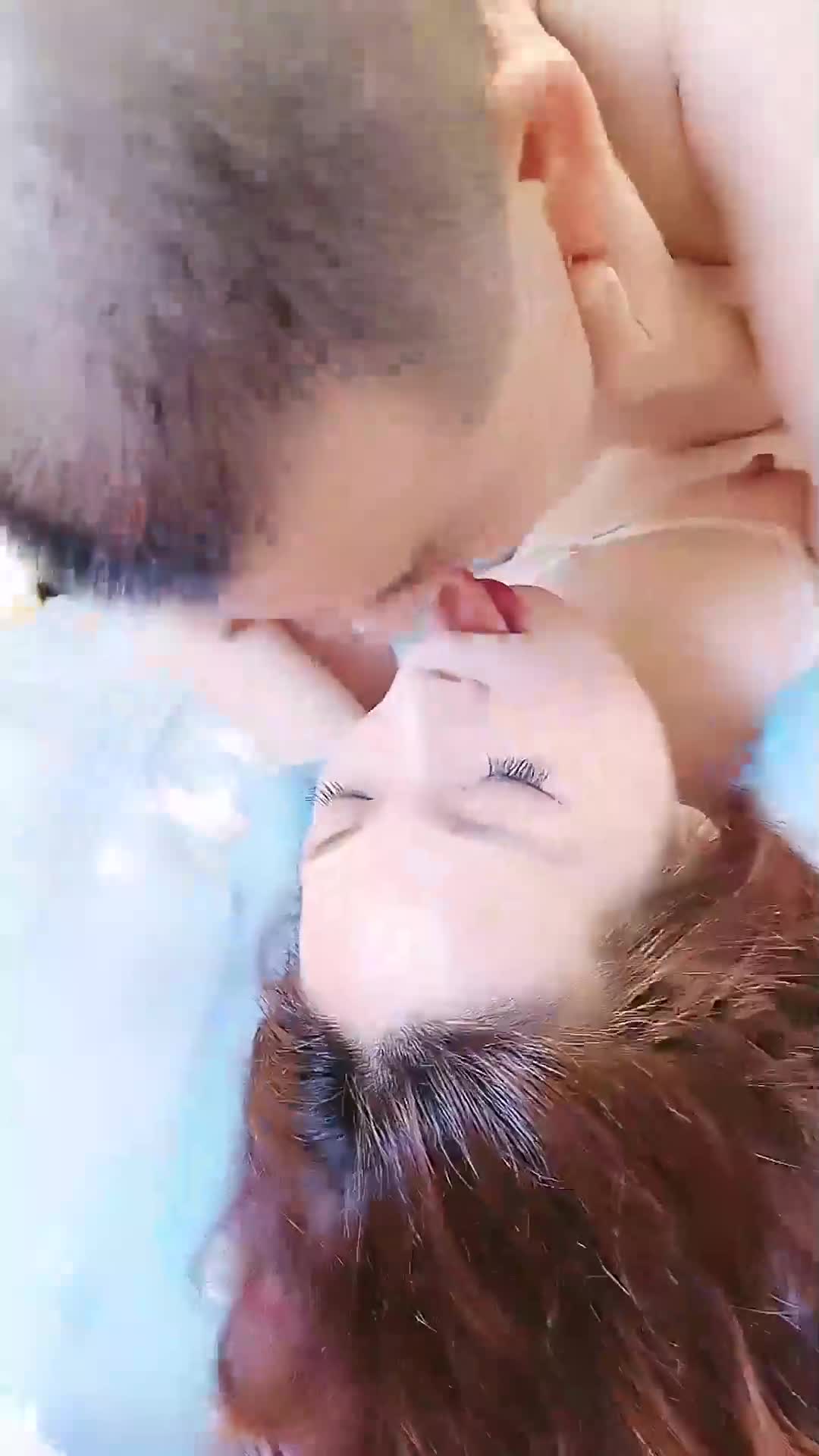 五月新流出！破解摄像头偷拍，少妇欠网贷，在财务公司小办公室单人小床上，用骚穴肉偿高利息。#偷拍 #少妇 #肉偿 #高利贷 #性贿赂