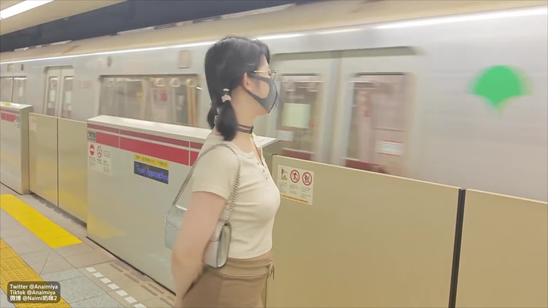 2048.vip-naimi 奶咪 平台下载作品 接受金主的任务,不穿内衣逛街,去到玩物店挑选道具,买回来任由金主爸爸玩弄