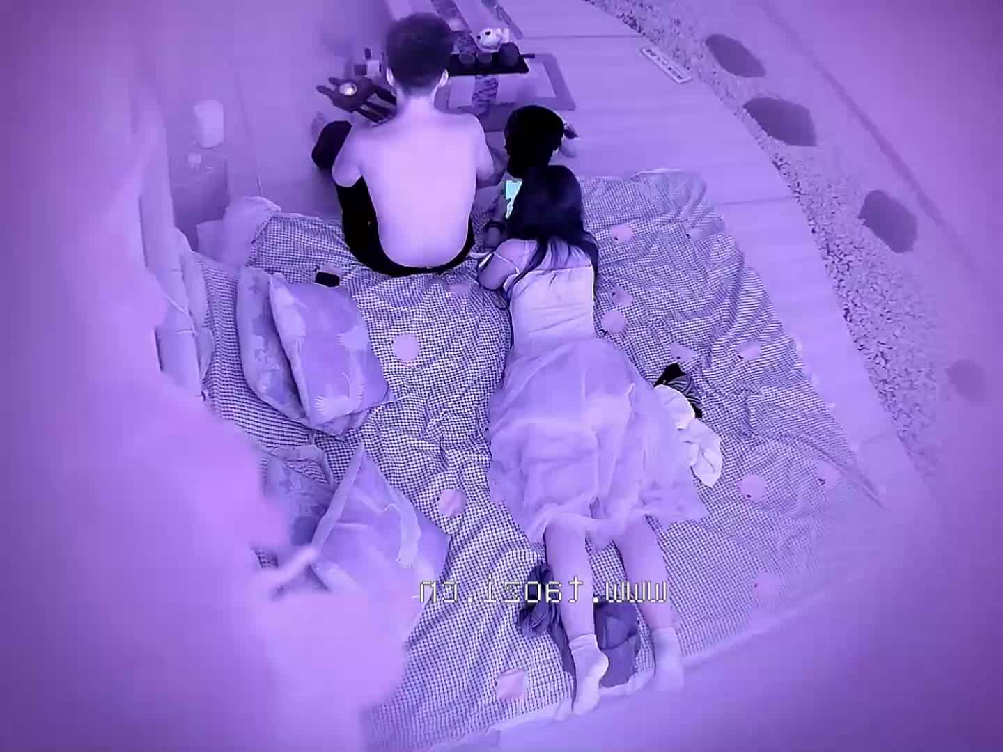 这种颜值的小仙女‍️各位大佬能打几分非常难得高质量小情侣，男友刚进来就忍不住掀开裙子就想操，那圆润的蜜桃臀看着都爱了，裤子都还没得脱，妹子就乘骑。太饥渴了，谁也抵挡不住抽擦这淫穴，没抽擦几下就忍不住的内射。两人还在朋友面前腻歪，朋友看了会不会鸡儿硬棒棒。