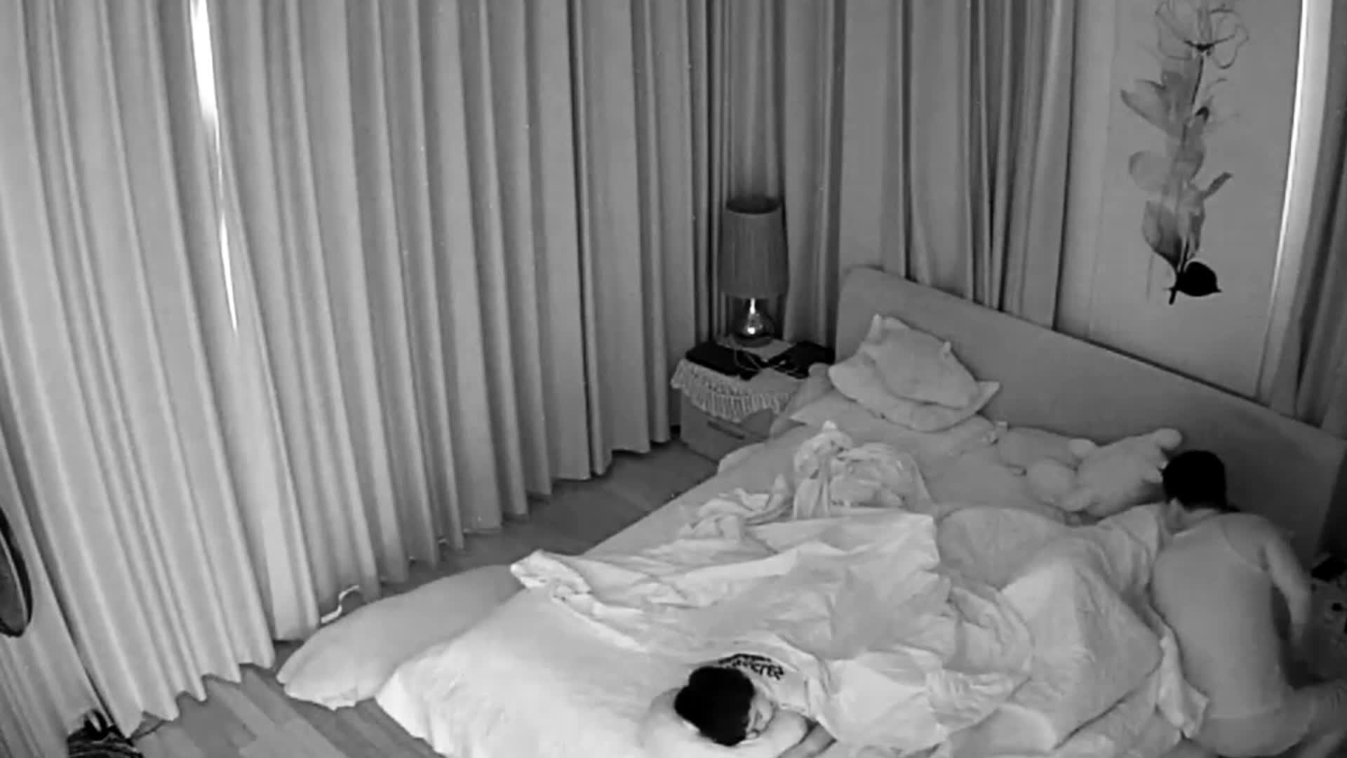 居家摄像头家庭摄像头真实偷拍记录下极品性欲非常强媳妇，娃儿还在旁边就迫不及待的抚摸着老公的肉棒想要，娃儿在睡觉，妻子疯狂的在丈夫身上扭动着，硬是不敢叫出声。还疯狂的在椅子上疯狂的做爱，这才是真实夫妻之间的性生活