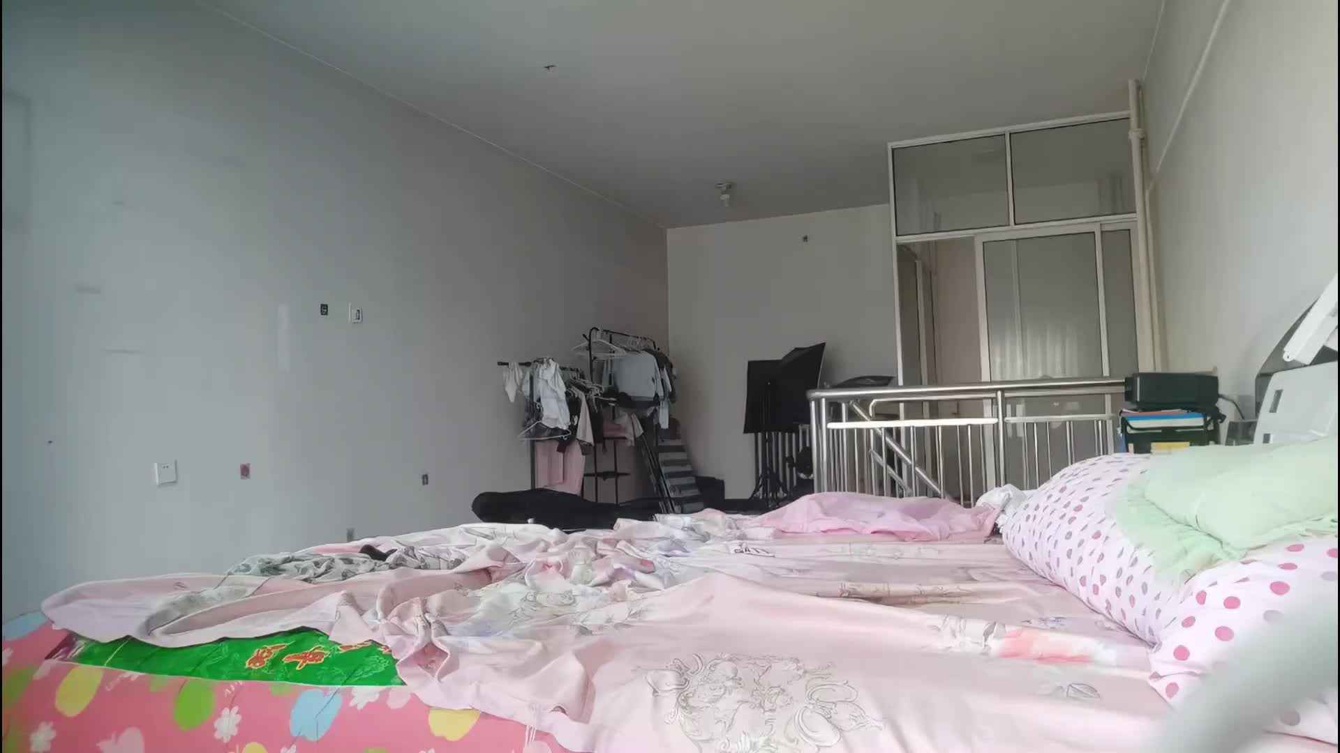 居家摄像头网络家庭摄像头被黑客破解真实记录居家偷情良家人妻，大哥疯狂的电动情趣棒玩弄着骚逼，身体非常诚实的扭动着，直喊受不了，疯狂的深入抽插，那双微微下垂的巨乳疯狂的有节奏的摇摆着，这种人妻操起来爽到爆，无套内射，淫穴里精液溢出。炮友关系就得找这种良家少妇 够骚