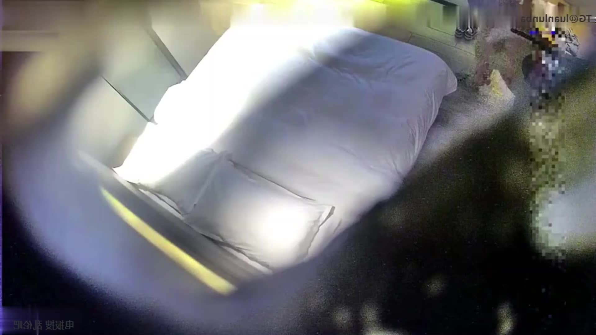 名宿酒店偷拍真实记录大中午的大哥带着情人偷情约啪。洗完澡拔开研究着少妇淫穴，外表看起来黑拔开认真看还挺粉嫩粉嫩的，就是太敏感，抚摸两下淫水直流。用直接帮擦干淫液。前戏热身两人一起观赏岛国大片，真会玩。看的受不了直接大肉棒伺候，后入很有节奏的跟着女友有节奏的呻吟，这玩法应该特刺激。