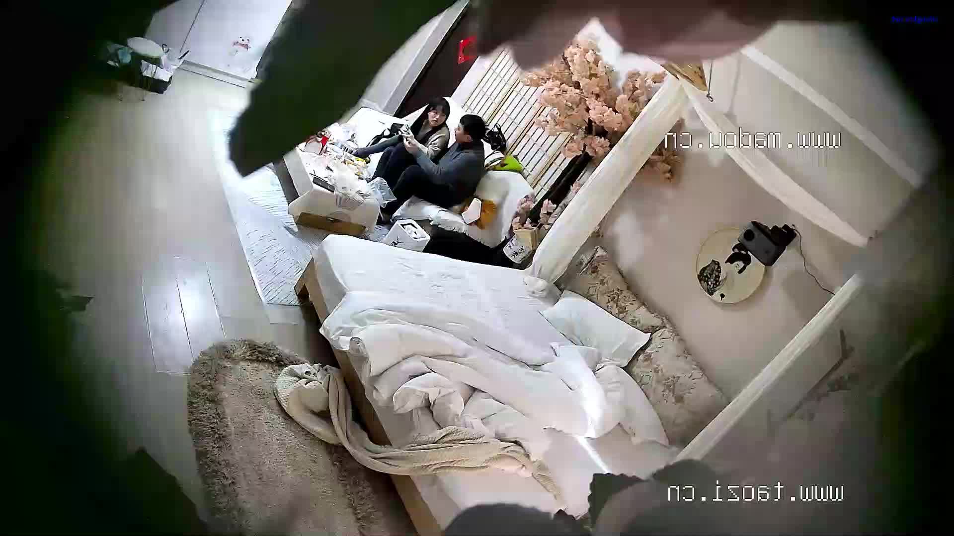 看着非常清纯可爱的乖乖女跟男友旅游开房，都做好了被肉的打算，一直腻歪着男友激烈的热吻，主动性极强，脱掉衣服把那双非常完美的胸型铁子男友让其吸允，奈何男友早泄型，就是蹭蹭不进去。为了不让自己刚刚来感觉就结束了，只能帮女友打飞机，一下两下，射了。这尴尬的还没开始就结束了。 看表情就知道多嫌弃的样子。大兄弟，都开始替你担心了。这样女孩，看完肯定很多大佬着急的都想替他男友操她