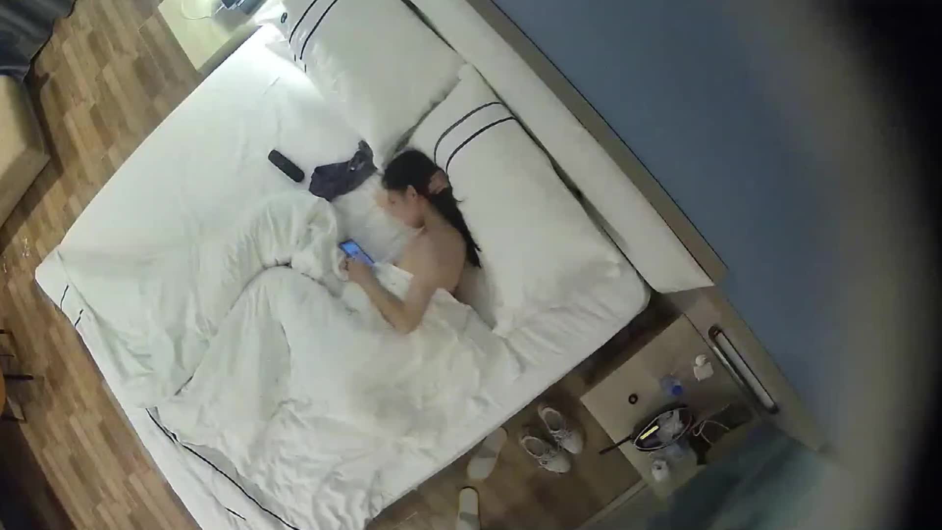 极品白领工作压力过大，乘着夜深之间约男友酒店通过性欲释放压力，换上黑丝男友跳蛋玩弄着淫穴热身，鸡吧不够电动来凑，深情的各种资源啪啪，捣鼓到妹子高潮淫水直流，这才一身放松感。