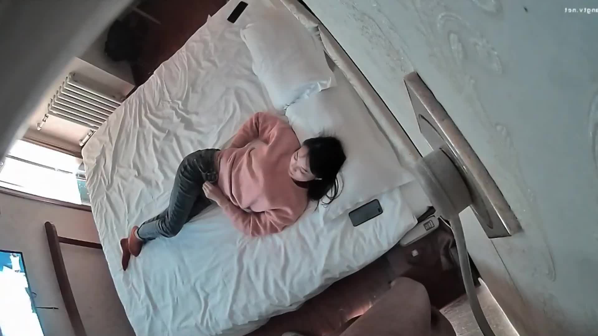 十个光头九个富，还有一个中午在操少妇，真实欣赏光头大哥跟韵味十足的人妻偷情，偷情得中午，所以乘着大哥洗澡的时候妹子用手机扫一扫害怕有摄像头，检查一遍就放心了，大胆激情的跟大哥激情性爱。被内射一炮不满足，欲求不满的撒娇着想要，又被迫继续操，害怕大哥说她骚，一边操一边捂住嘴吧不加出声。