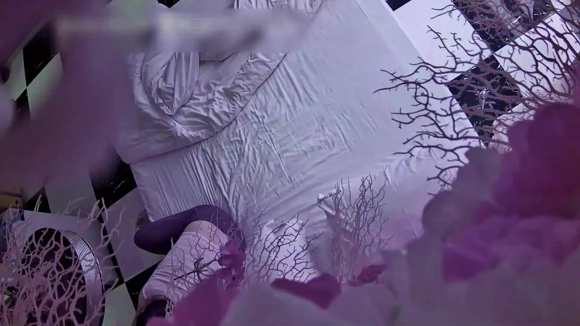 堪称颜值天花板。真实记录高颜值小情侣大中午情趣酒店泻火。这女友的身材堪称绝美，蜜桃臀谁看了都迷糊，换上黑丝尽情跟男友玩起了69，大肉棒抽擦淫穴清晰可见。两人把性欲发挥到了极致。每一个动作都表达着对性的渴望，那勾人的眼神深喉着肉棒 ，换谁都受不了。这部资源带来了极致观赏体验。真的顶