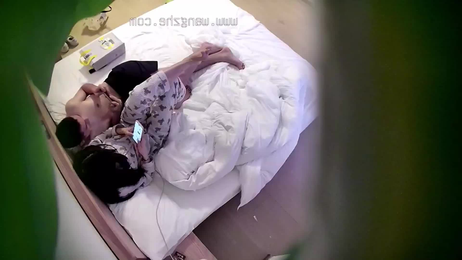 看着那诱人的女友穿着居家睡衣男友再也忍不住的隔着衣服就抚摸着那丰满酥胸，激情的热吻，这才是恋爱该有的感觉。男人的标准动作，一吻手就不自觉的到处抚摸。给鸡儿穿好雨衣，拔开那原味的内裤。肉棒在淫穴一进一出的抽擦，妹子忍不住的呻吟，随着节奏越快呻吟就越大，最后沉浸在高潮之中。干完还想要，一边聊天一边有节奏的撸着男友肉棒。