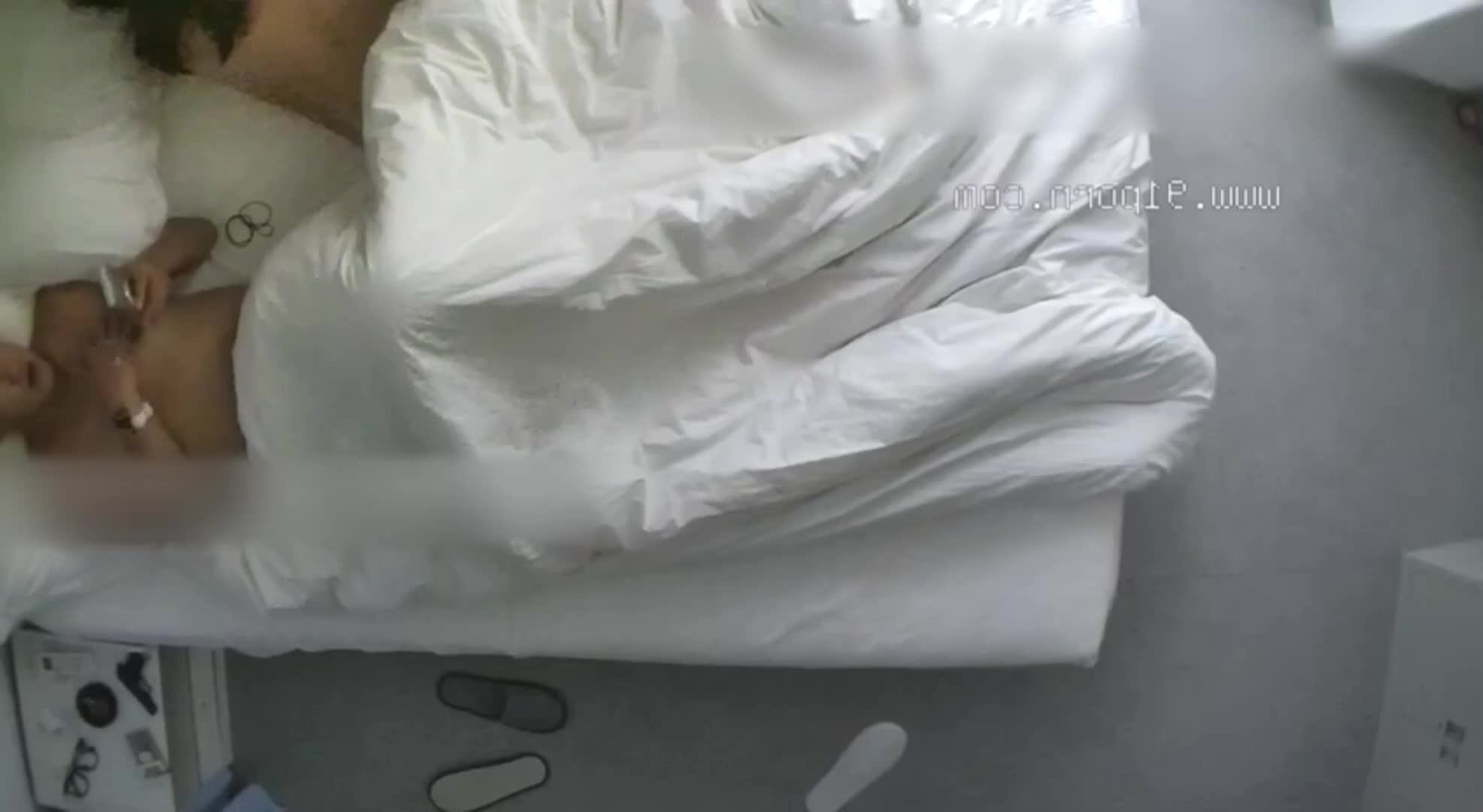 重磅推荐：深夜来点刺激的精品作品，偷情男女为了玩的更加刺激，居然玩起了SM，捆绑现在极为炸裂。电动棒各种道具上场，震动的淫穴直流淫液，一边啪啪打着屁股，一边激情的呻吟着。那后入啪啪的响声，听了直让人上头。
