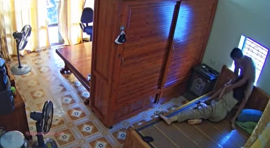 家庭摄影头黑客强开偷破解偷拍 真实感拉满 大白天老公对着还在午休的极品媳妇深喉 深插淫穴泻火 这人妻操起来就是爽