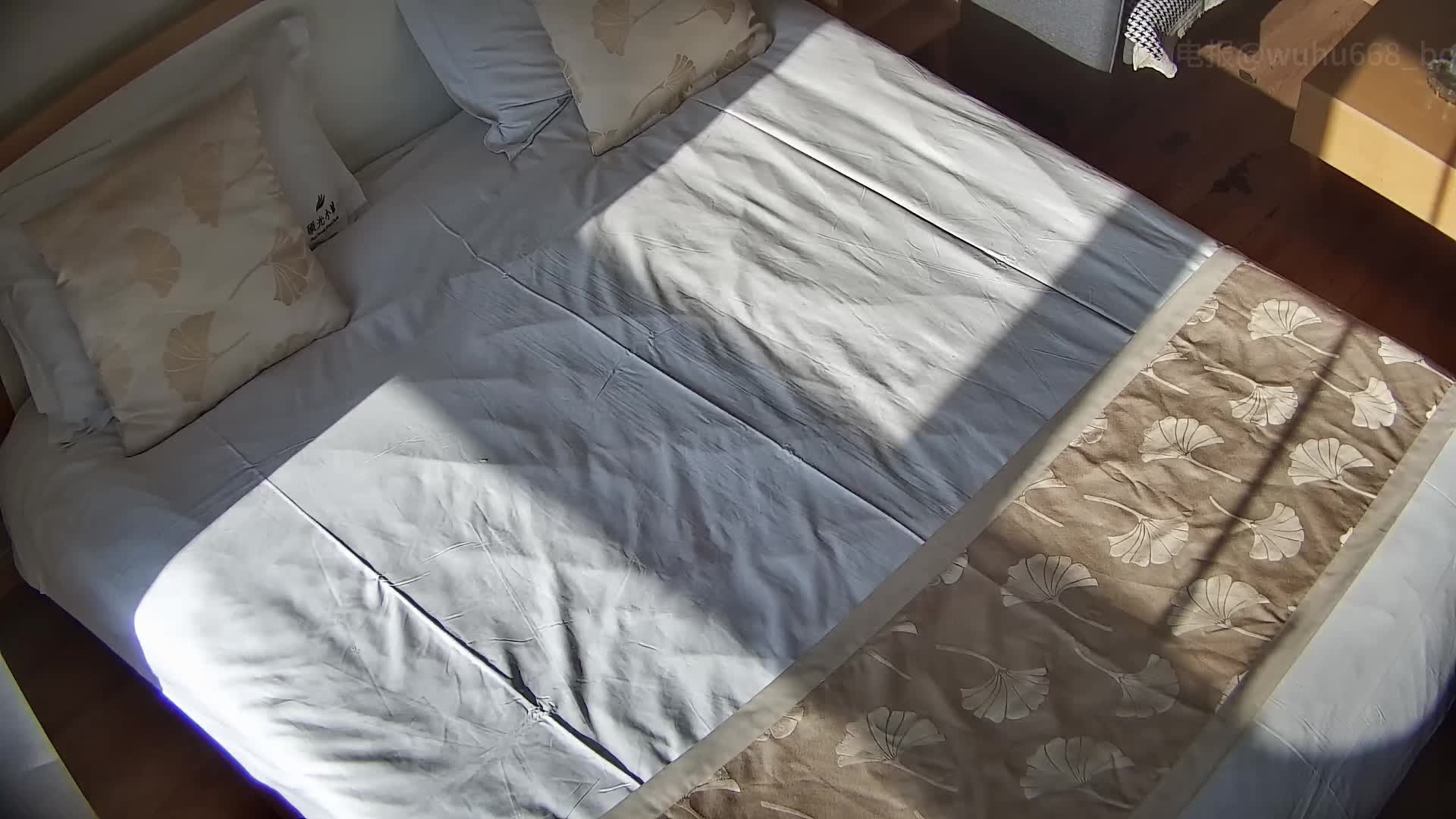 顶置资源库熟女系列今日已更新：公寓酒店针孔摄像头真实酒店实录，带着金链子的金主爸爸酒店约啪极品人妻，洗完澡迫不及待的想象着等会尽情如何发挥，迫不及待的狂舔骚逼，各种姿势都得操一遍。越插越深，大哥直接把少妇操的高潮好几遍。捂着嘴巴微微发出那淫荡呻吟，随着身体一阵阵抽搐，射的少妇整个肚皮都是精液。喜欢人妻熟女的老铁，值得推荐，虽然玩的不花，但高潮真的骚。《跟着那高潮的节奏狠狠的撸一发》