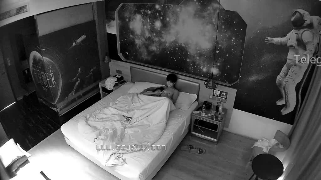 #偷窥酒店偷窥第三视角#情侣半夜起来看到墙上那个太空人得吓死大学生情侣酒店啪啪不是说聊聊天吗 你上来干嘛