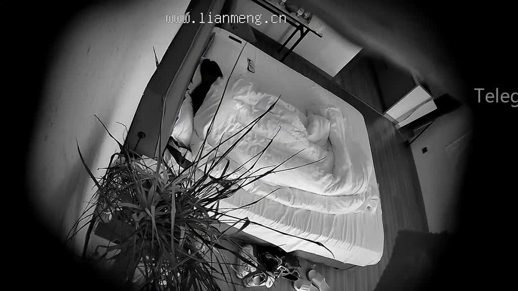 #偷窥酒店偷窥活塞运动#情侣在被子里就忍不住脱衣服在被窝里亲嘴 把内衣丢出来亲嘴把女友亲害羞了