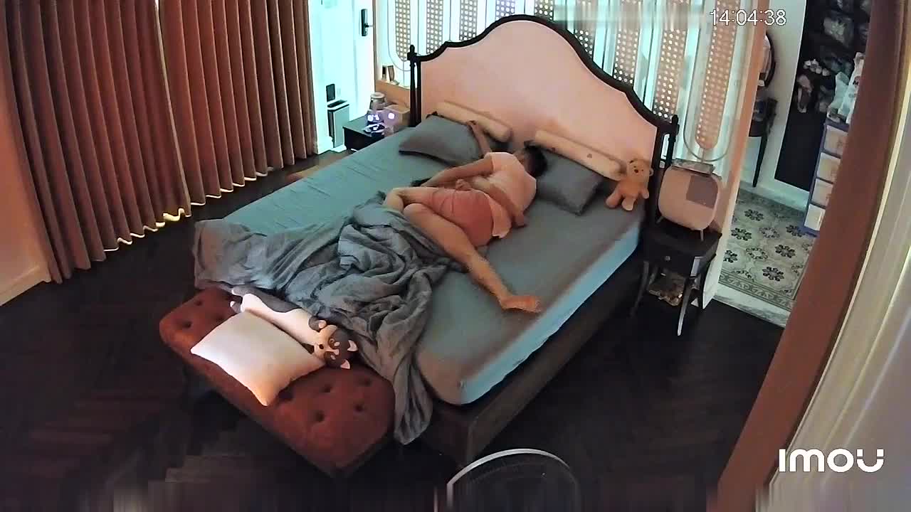 顶置更新：网络摄像头被黑客破解偷拍，极品美少妇怀孕期间禁欲一年。刚刚生完小孩性欲爆发。白天干一一炮不满足，晚上小孩还没哄睡就迫不及待的挑逗着丈夫，当着娃的面口含大肉棒。这才是真实夫妻性生活，这种人妻骚起来才是真享受。娃儿在旁边操起来也是一种刺激感