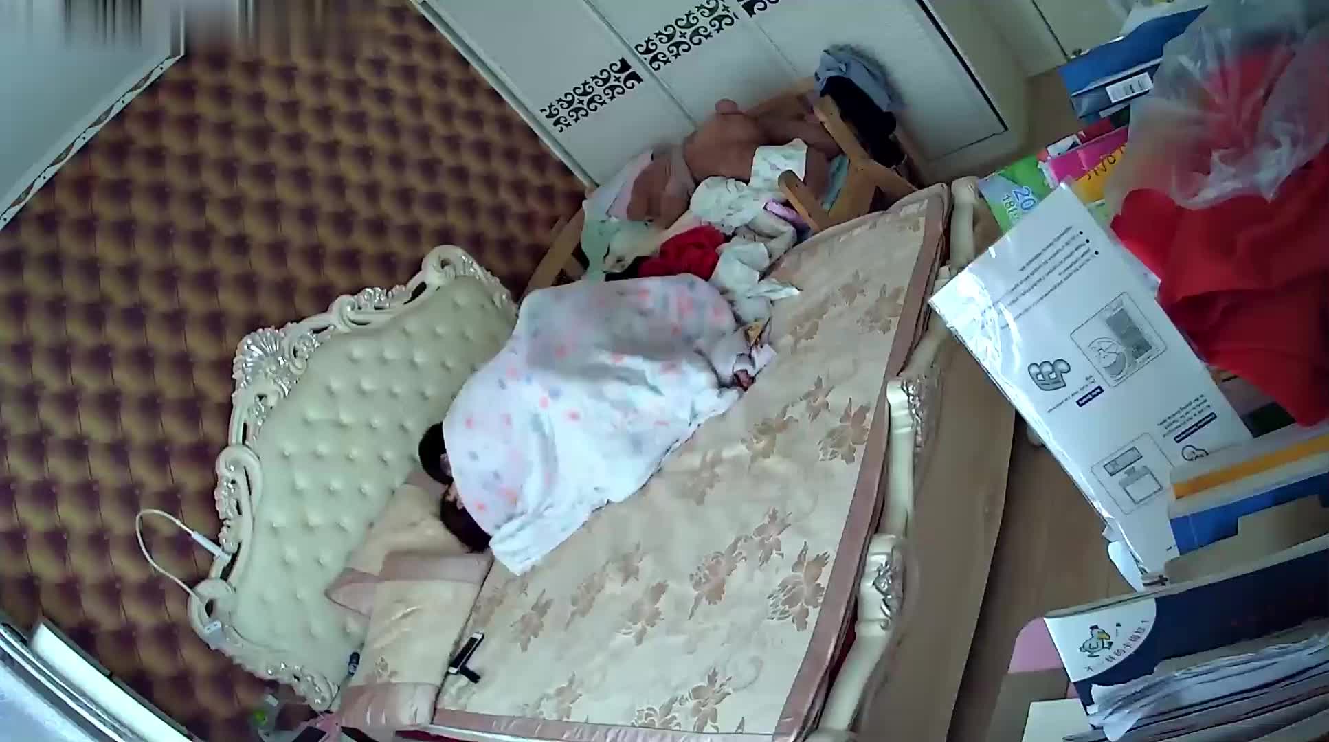 家庭破解精选:难得假期孩子送外婆家有闲暇时间的小夫妻，压抑已久的躁动内心干柴烈火一触即发，姿势激情花样多，探索交欢动作极强观赏性，一炮又一炮次次激情不减高潮不断，内射呻吟叫床声不止，性教级别模范夫妻