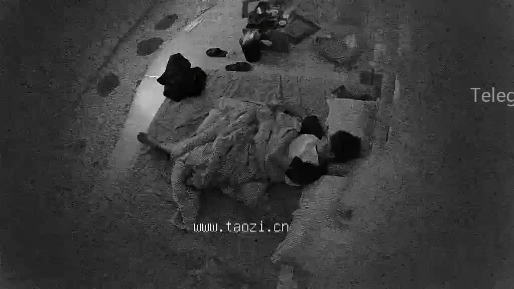 #偷窥酒店偷窥第三视角#情侣男生帮女生足？晚上偷偷从家里溜出来啪啪一直躲在被子里还关着灯