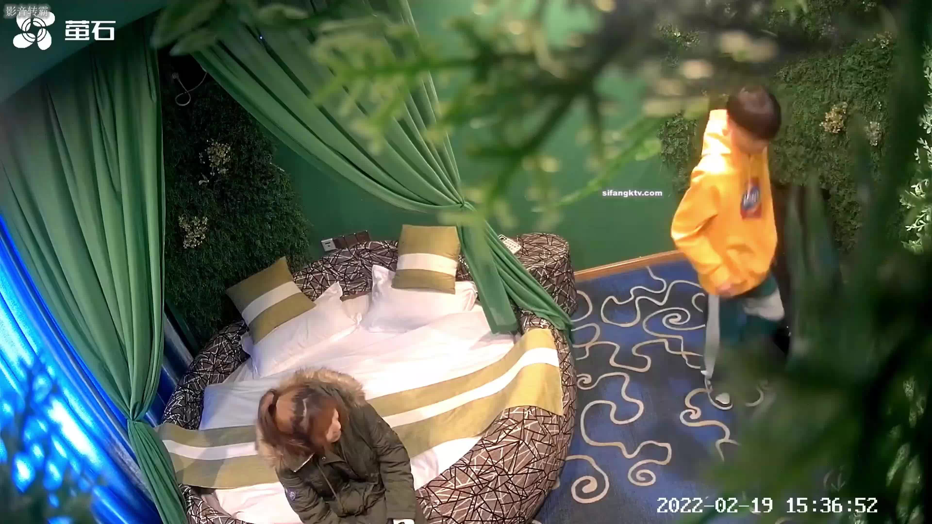 绝版稀缺 萤石云针孔偷拍 #情趣房4k高清重温 在校体育生附近人约啪了个网恋对象 进门就表现出风骚的姿势 翘起来屁股求体育生操 年纪应该比体育生大的多 性经验丰富 #反差太大 主动扒开衣服让体育生抚摸胸部 耐心的教导着如何抽插 如何的让少妇满足干完一炮 男生还沉浸在少妇带来的快活之中 穿衣服还不忘摸两下胸部 年少不知道少妇好 错把少女当成宝 体育生后续  这真的又骚又爽