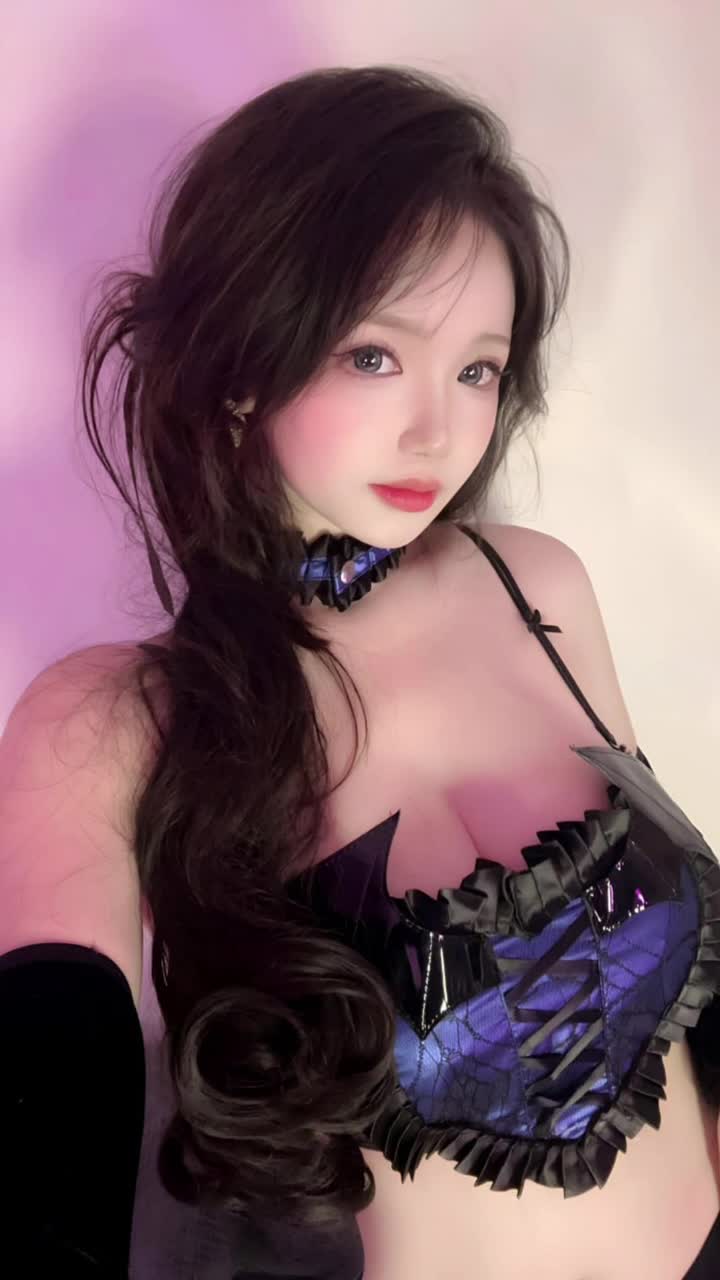 #雪晴Astra #Cos #萝莉 #福利姬 高颜值美女福利姬黑丝牛仔短裤评论区观看合集️️️