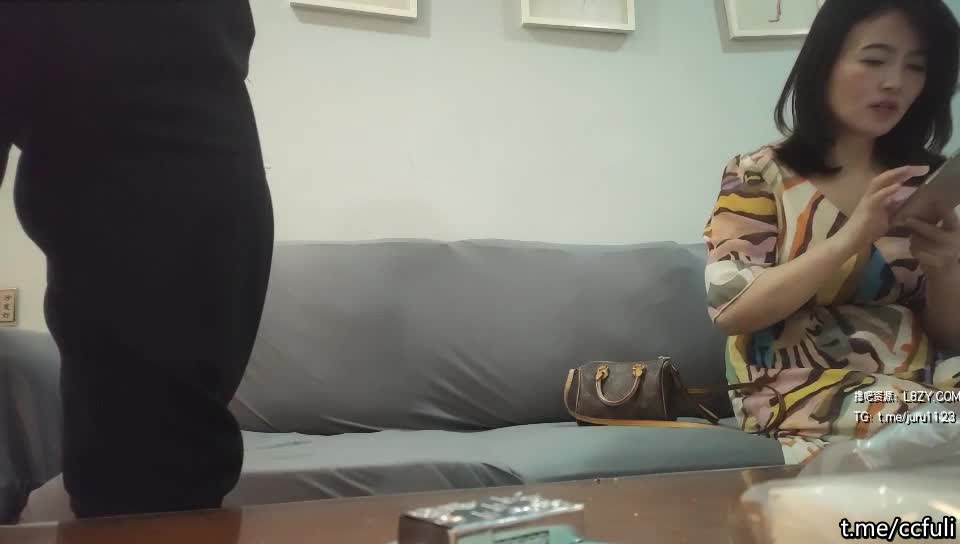 熟女人妻兼职，丈夫欠债，巨乳性感风情万种 人妻 风情 #巨乳 点击观看更多视频