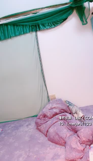 巨乳要命想吸，黑丝包裹胸大，自拍露出超诱惑。点击观看内部稀有视频