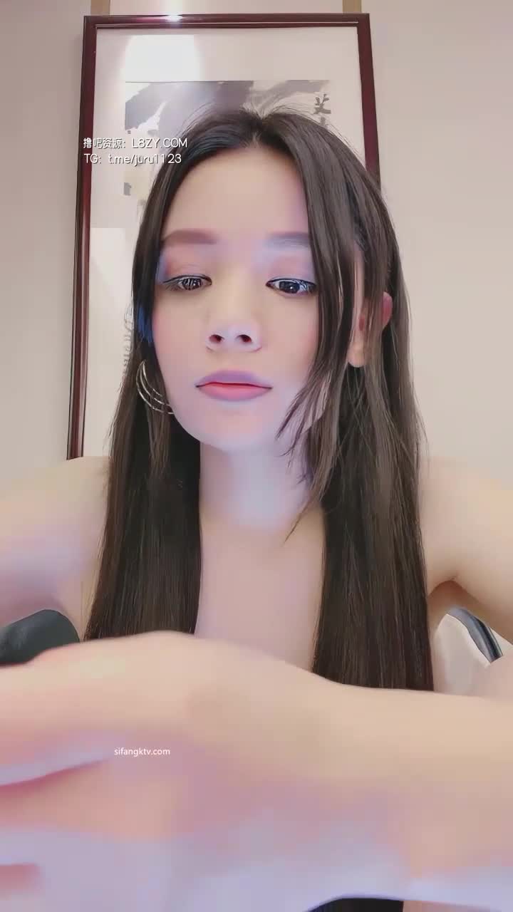 巨乳熟女自慰喷水，骚穴湿透，假阳具狂插爽翻天 #自慰 #白浆点击观看内部稀有视频