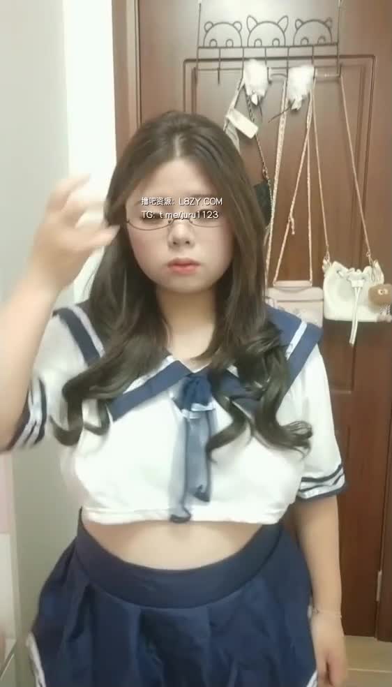 巨乳圆奶眼晕，白丝包裹迷人，内射后爽到爆。点击观看内部稀有视频