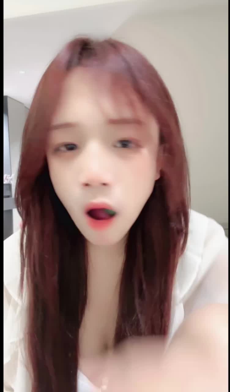 #骚狐狸精 #萝莉 #反差 #福利姬 婴儿肥大胸美少女 童颜酥胸裸舞自慰评论区观看合集️️️