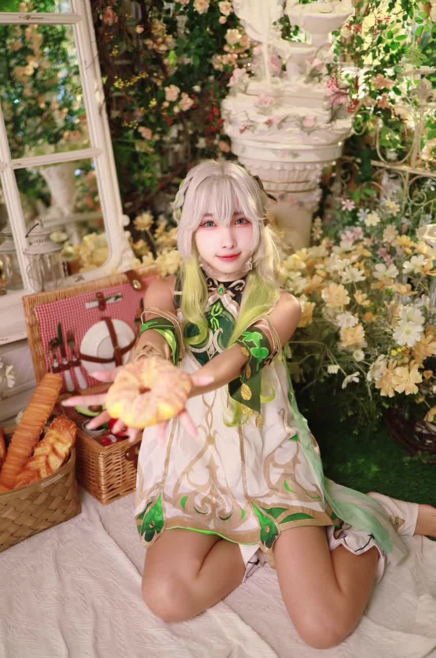 #慕慕Momo #Cos #萝莉 #福利姬 白嫩诱人小萝莉小草神私拍白嫩大奶白虎嫩穴评论区观看合集