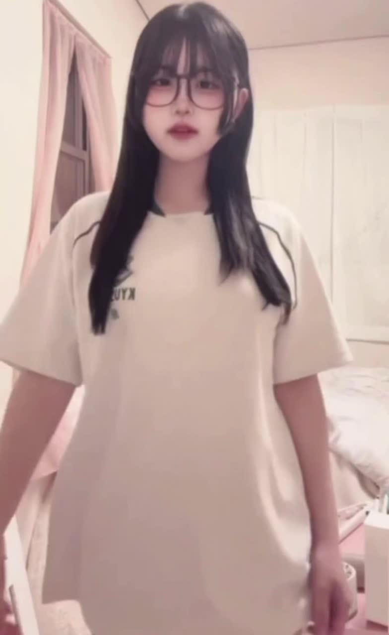 #萝莉 #母狗 #反差 #福利姬 清纯美女大学生 性感裸舞 白嫩大奶太骚了评论区观看合集️️️