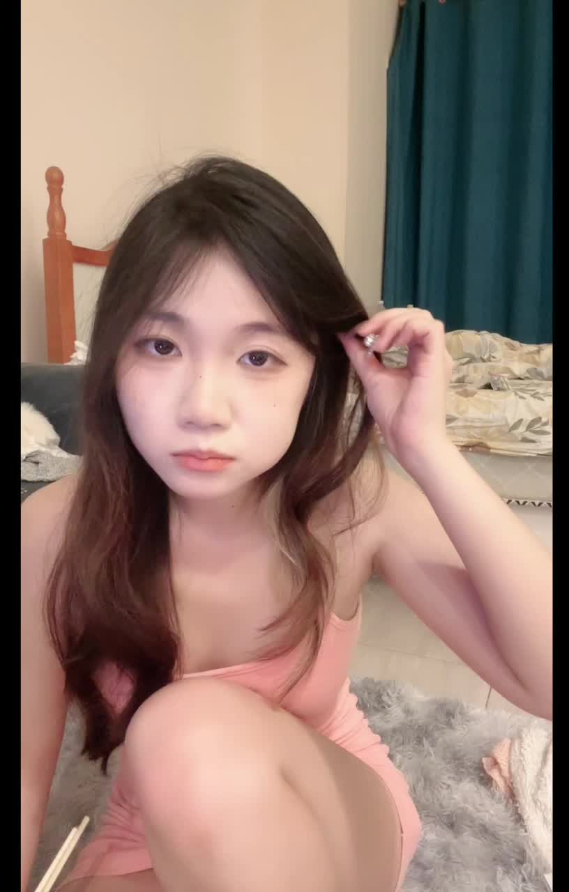 #猫猫在校 #反差 #萝莉 #母狗 美女校花下海直播揉奶自慰 极品小母狗评论区观看合集