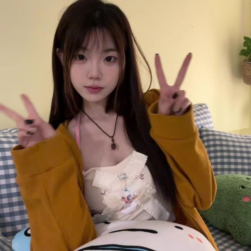 #反差 #萝莉 #母狗 #福利姬 高颜值白嫩小萝莉 极品反差小母狗评论区观看合集