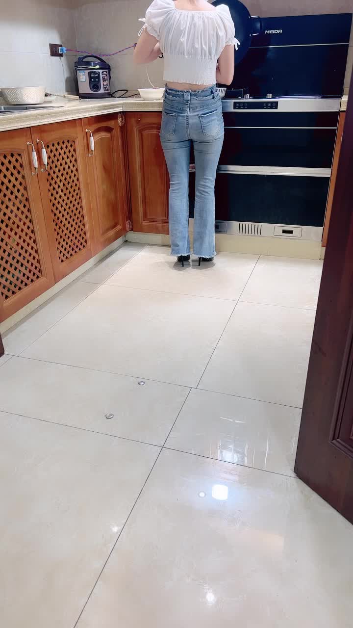 2048.vip-剧情演绎】不错的小骚货，逼逼塞跳蛋 花言巧语半推半就，大屌无情征服猛操