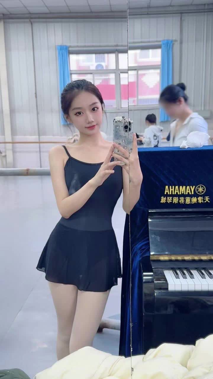 #胡萝卜侠 #反差 #萝莉 抖音美女网红一字马舞蹈评论区观看合集
