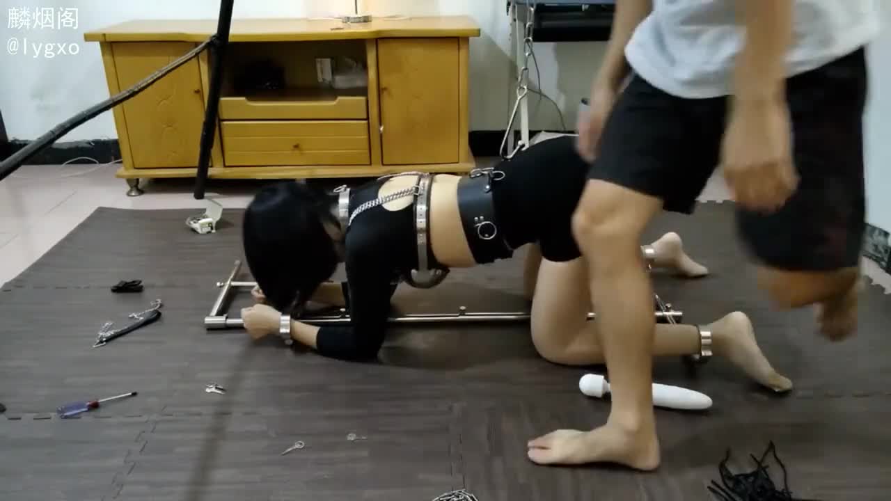 俱乐部玩弄骚货人妻#调教 #字母圈 #bdsm #性奴 #少妇母畜人妻在家里和老公做爱已经索然无味，在外面找刺激满足自己的欲望，谁让自己曾经是个M呢？