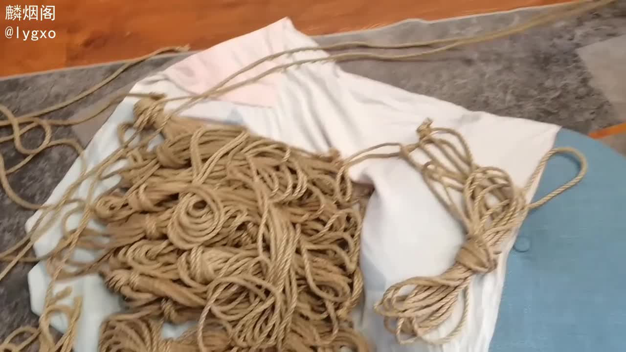 绳艺俱乐部作品 悬吊束缚   #一绳所爱 #韩露 #SM #束缚 #字母圈骚货母狗被绳艺吊起来 像是吊起来和母狗尿尿一样的姿势，后面直接更是完全吊起来，给母狗爽坏了