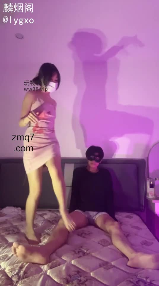 女主直播调教鲜肉帅哥#甜恬 #调教 #性奴 #女王 #反差女王玉足踩踏鲜肉帅哥之后坐脸口逼，后面转至裸足扇脸，堪称奖励满满，颇具玩味