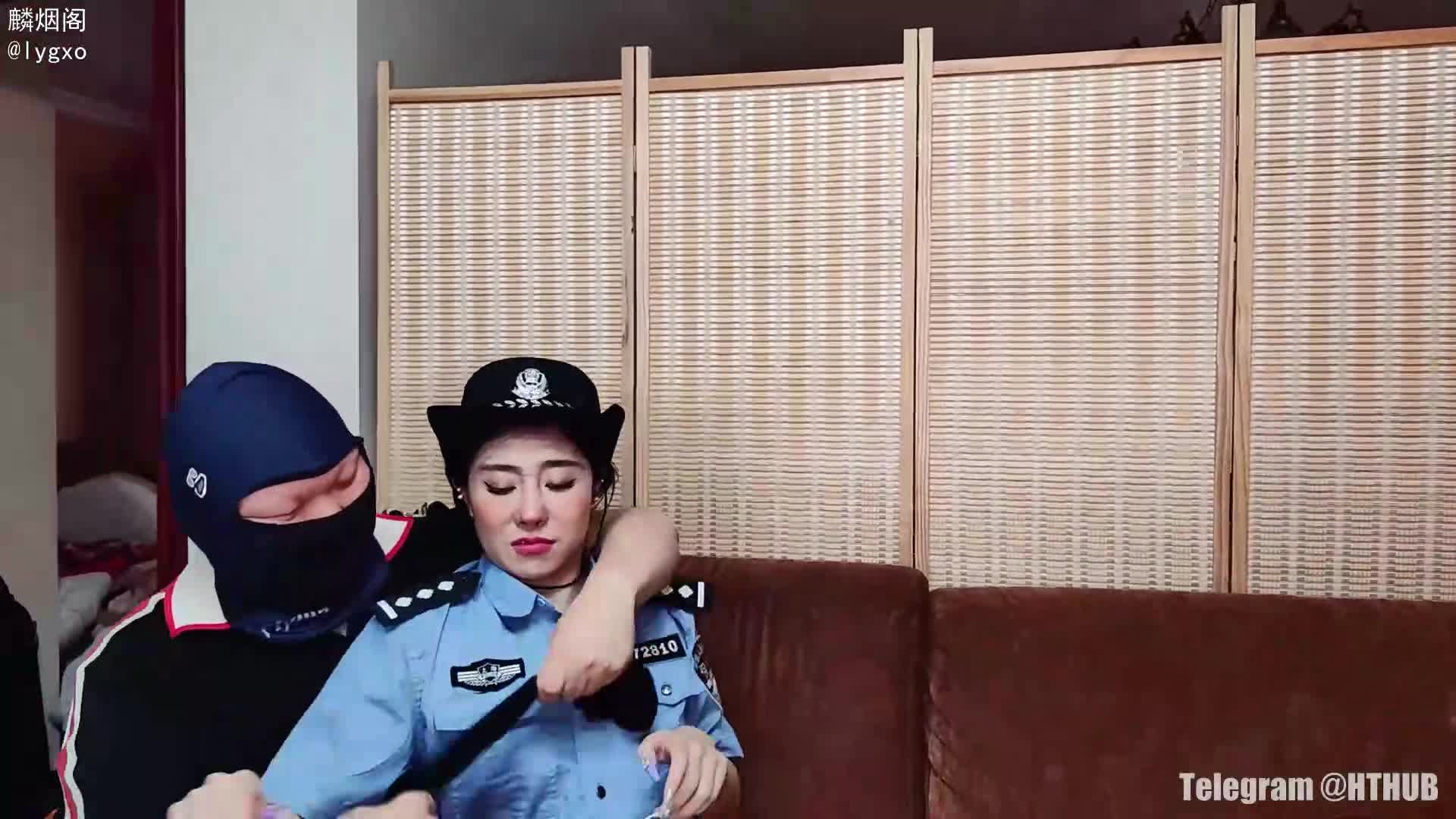 被绑架的女警  #齐鲁影视 #束缚 #警花 #字母圈 #凌辱变态丝袜控胖子出狱报仇，把制服女警脱光光玩弄，女警沦为玩物，很具有凌辱感