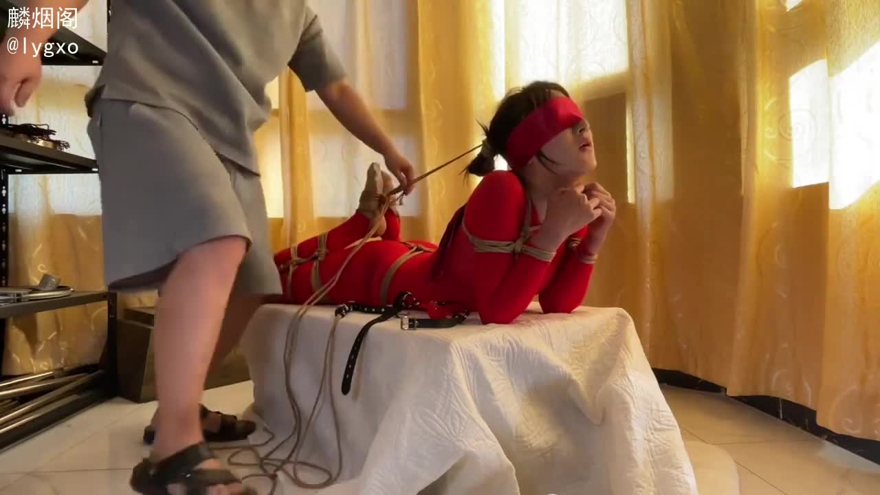 束缚情趣调教作品 捆绑红衣臭骚逼 #路由 #字母圈 #捆绑 #调教 #反差捆绑红衣骚母狗，戴着口球呜咽不断，口水流满地，这骚母狗很难想要玩弄，水龙头一样