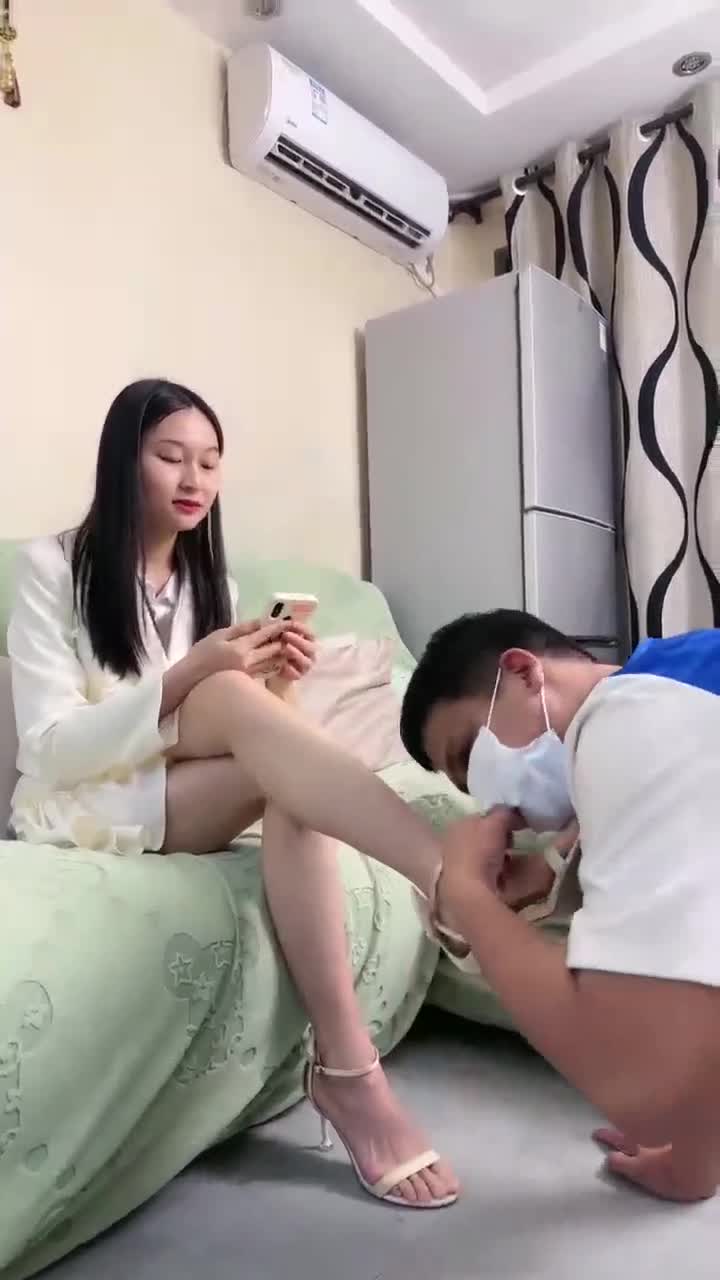 艾莉与情人直播调教 女王调教低贱男奴 #艾莉 #套路直播 #夫妻主 #调教 #男奴低贱公狗沦为女王膝下玩弄道具，在地上跪着接受主人恩赐，不断说出刺激粗口凌辱公狗